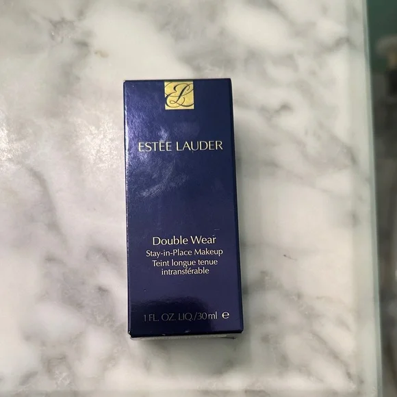 Estee Lauder Double Wear Foundation - Picture 7 of 8